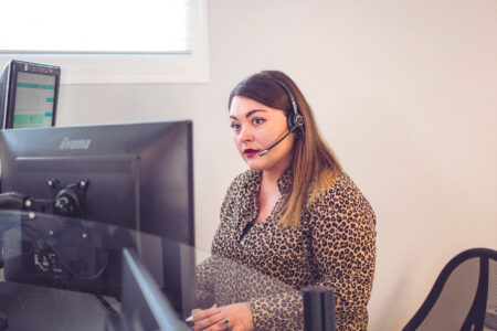 permanence téléphonique sage-femme : télésecrétaire Gedo au casque